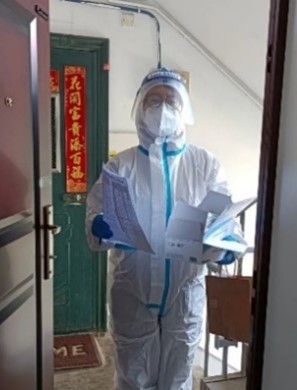 09 汇添富党员组织协调小区居民分发抗原试剂（2）.jpg